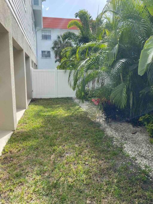 Luxurious Modern Townhouse Right Across Beach!! Table Tennis St. Pete Beach Exterior photo