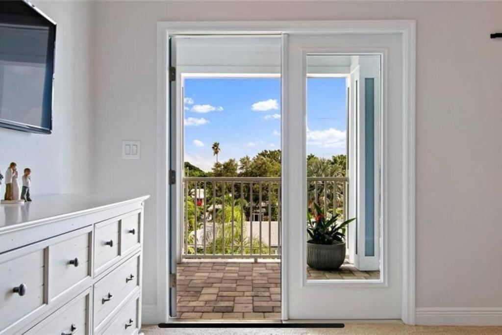 Luxurious Modern Townhouse Right Across Beach!! Table Tennis St. Pete Beach Exterior photo